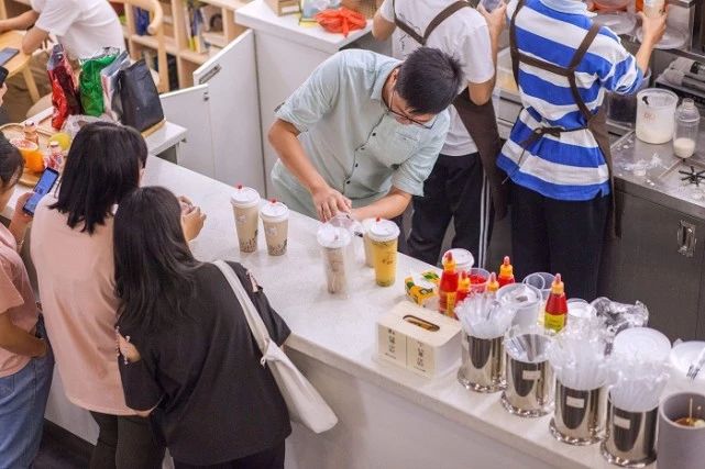 香飘飘奶茶店开业遭吐槽：排队两小时，只等一壶开水？